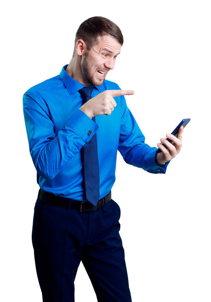 Irritierter Geschäftsmann hält Smartphone in der Hand und droht mit Finger. - Foto, Bild