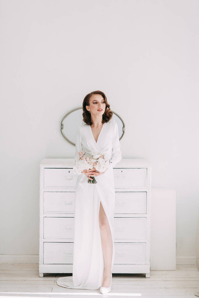 Stylish European wedding. Modern trends in the image of the bride. Bright portrait of the bride in the interior Studio.  - Foto, Imagem