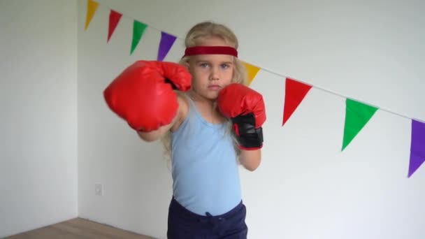 Очаровательный ребенок в боксёрских перчатках. Милая девочка тренируется для самозащиты. замедленное движение
 - Кадры, видео