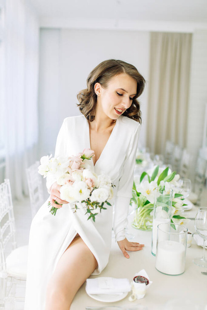  Stylish European wedding. Modern trends in the image of the bride. Bright portrait of the bride in the interior Studio. - Фото, изображение
