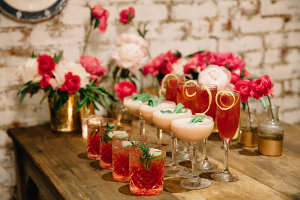 Een viering ontworpen in roze kleuren met alcoholische drank als aanvulling op het feest thema - Foto, afbeelding