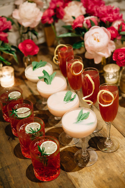 Juhla on suunniteltu vaaleanpunaisilla väreillä alkoholijuomalla täydentäen juhlateemaa
 - Valokuva, kuva