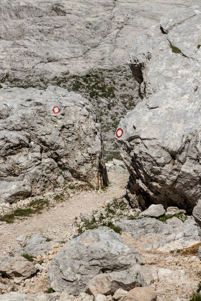 二つの岩の上に赤い歩道の炎 - 写真・画像