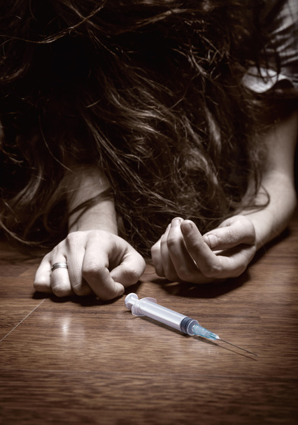 Jonge vrouw met drugs - Foto, afbeelding