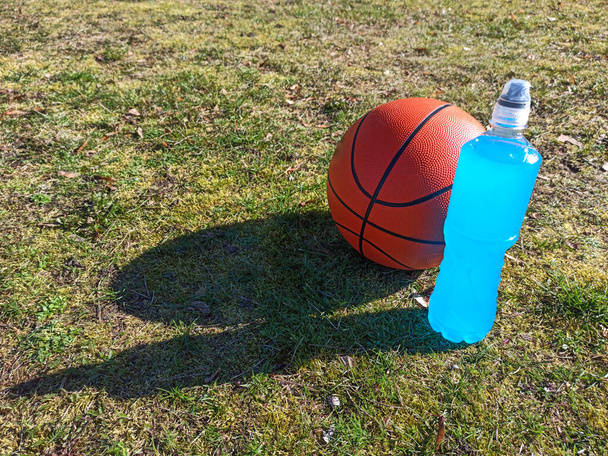  Υγιεινός τρόπος ζωής Μπάσκετ και νερό στο γήπεδο.  - Φωτογραφία, εικόνα