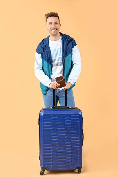 Férfi turista poggyász színes háttér - Fotó, kép