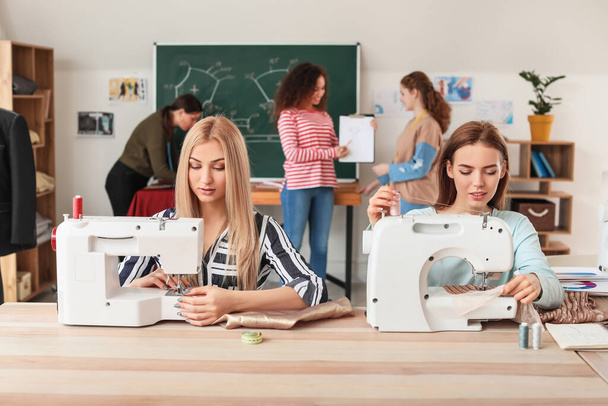 Jonge vrouwen tijdens kleermakersklas in atelier - Foto, afbeelding