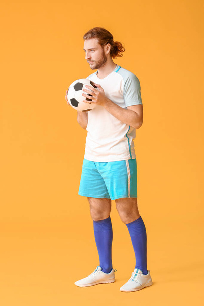 Jugador de fútbol masculino sobre fondo de color
 - Foto, imagen