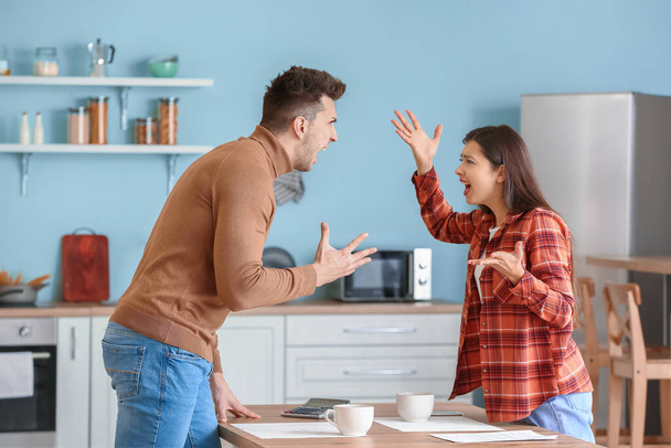 Giovane coppia litigare a casa
 - Foto, immagini