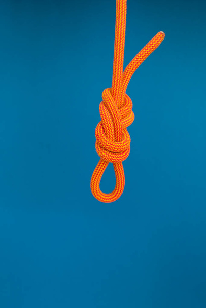 Orange Kletterseil. Kletterausrüstung. Knoten acht. Schlinge. Zuverlässiger Knoten für Verzögerungen. - Foto, Bild