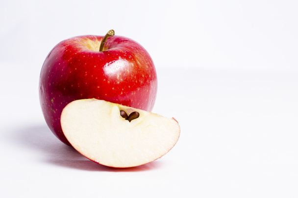 manzana roja sobre un fondo blanco - Foto, imagen