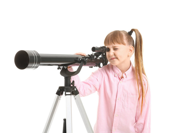 Linda niña con telescopio sobre fondo blanco
 - Foto, Imagen