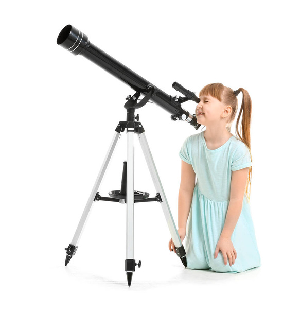 Linda niña con telescopio sobre fondo blanco
 - Foto, Imagen
