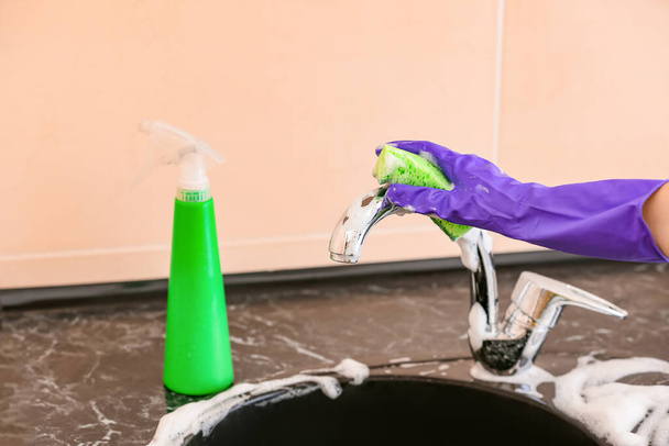 Frau putzt Spüle in Küche - Foto, Bild