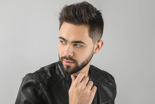 Handsome man with healthy hair on light background - Foto, Imagen