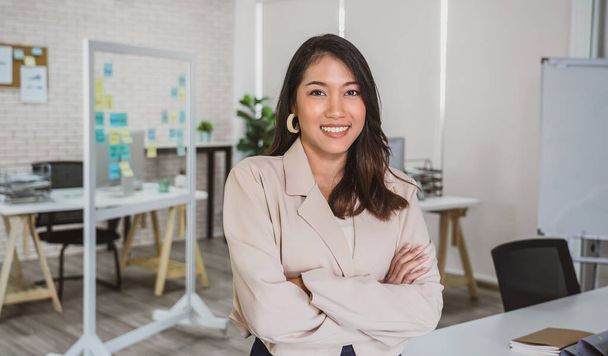 Portret kobiety biznesu azjatyckiego z bronią Przekroczony i stojący w nowoczesnym miejscu pracy, kadry i właściciela małej firmy, zatrudniający nowego pracownika, przedsiębiorca concep - Zdjęcie, obraz