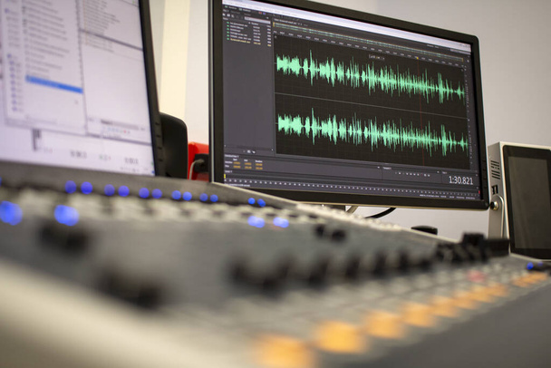 Consola de mezcla de audio profesional con faders y perillas de ajuste
. - Foto, Imagen