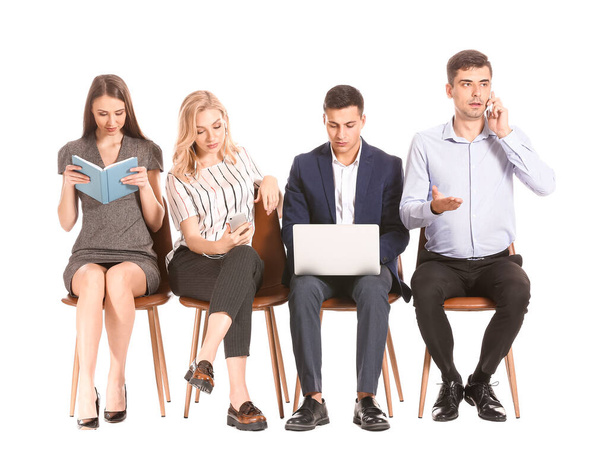 Jeunes gens d'affaires qui attendent en ligne sur fond blanc
 - Photo, image