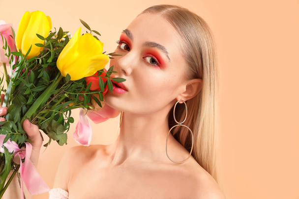 Hermosa mujer de moda con flores en el fondo de color
 - Foto, Imagen