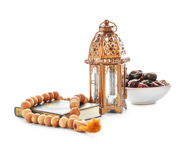 Lampe musulmane, Coran, tasbih avec des dates sur fond blanc
 - Photo, image