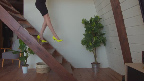 Mooi vrouwtje in hoge hakken dalende trap binnen - Video