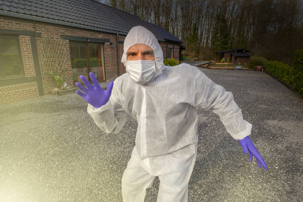 Az orvos vírusellenes védőmaszkot és overallt visel a Coronavirus világméretű krízisében és zárlatában Európában, az USA-ban és Kínában. Veszélyes SARS-CoV-2 vírus Járvány. - Fotó, kép