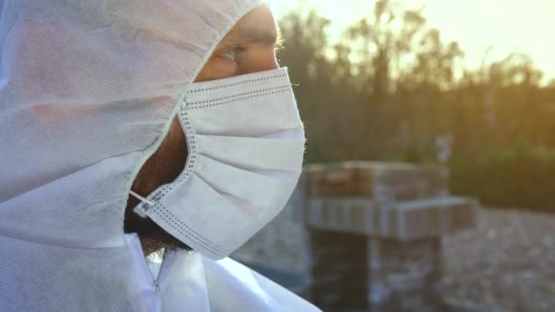 Az orvos vírusellenes védőmaszkot és overallt visel a Coronavirus világméretű krízisében és zárlatában Európában, az USA-ban és Kínában. Veszélyes SARS-CoV-2 vírus Járvány. - Felvétel, videó