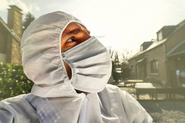 Az orvos vírusellenes védőmaszkot és overallt visel a Coronavirus világméretű krízisében és zárlatában Európában, az USA-ban és Kínában. Veszélyes SARS-CoV-2 vírus Járvány. - Fotó, kép