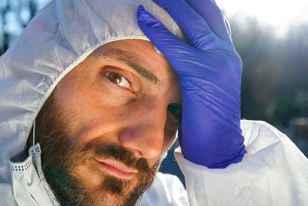 Lékař nosí antivirovou ochrannou masku a kombinézy během pandemie koronaviru po celém světě a uzamčení v Evropě, USA a Číně. Nebezpečný virus SARS-CoV-2 Epidemie. - Fotografie, Obrázek