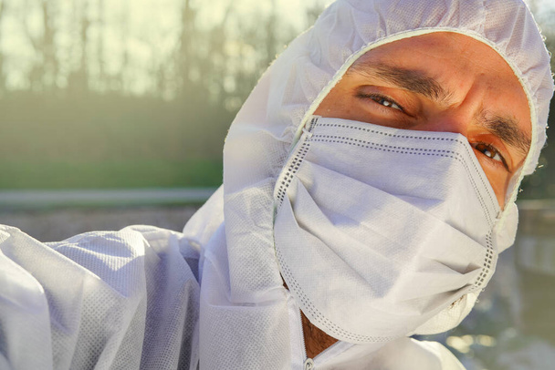 Lekarz w antywirusowej ochronnej masce i kombinezonie chirurgicznym podczas pandemii koronawirusowej światowego kryzysu i zamknięcia w Europie, USA i Chinach. Niebezpieczny wirus SARS-CoV-2 Epidemia. - Zdjęcie, obraz