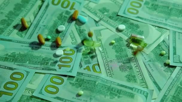 orvosi költségek tabletták szétszórva 100 dolláros bankjegyek - Felvétel, videó