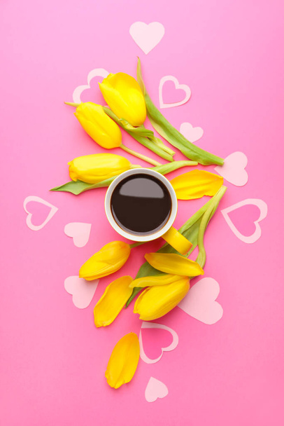 Mooie compositie met kopje koffie op kleur achtergrond - Foto, afbeelding