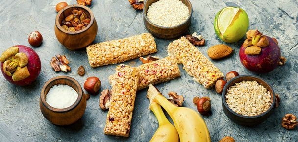Granola energetické tyčinky se sušeným ovocem, banány a ořechy.Energie, sport, snídaně - Fotografie, Obrázek