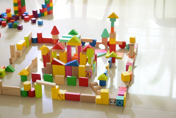 Holzspielzeug Bauklötze Stadt für die Aktivität der Kinder spielen Lernentwicklung zu Hause - Foto, Bild