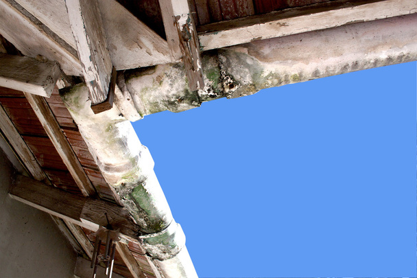 ανοδική θέα μουχλιασμένο παραμελημένες αμιάντου υδρορροών - Φωτογραφία, εικόνα