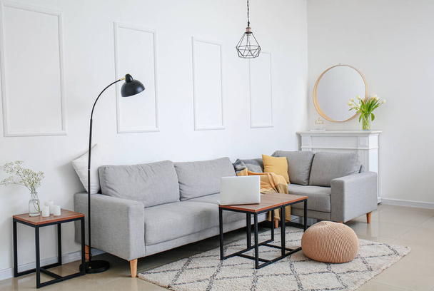 Interno di camera moderna con comodo divano e camino
 - Foto, immagini