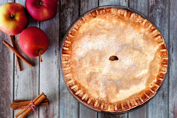 Deliciosa torta de maçã de outono, cena de mesa aérea em um fundo de madeira rústica
 - Foto, Imagem