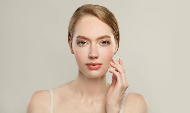 Gezonde vrouw spa model met heldere huid op witte achtergrond. Concept huidverzorging en gezichtsbehandeling - Foto, afbeelding