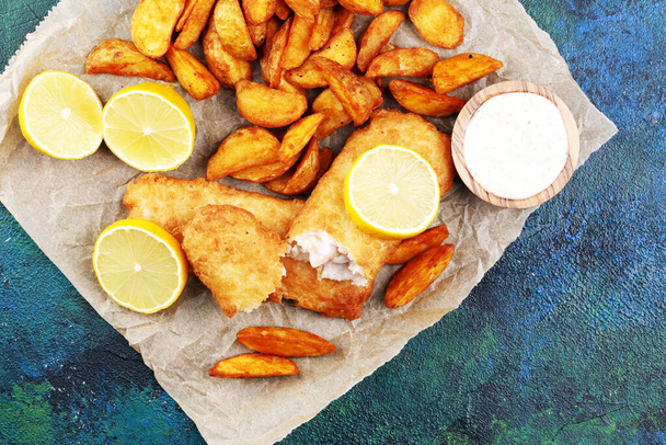 perinteinen brittiläinen kala ja perunalastut koostuu paistettua kalaa, perunalastuja. kalojen nouto
 - Valokuva, kuva