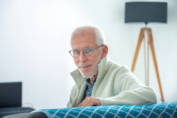 Hombre mayor con pelos grises con anteojos
 - Foto, Imagen