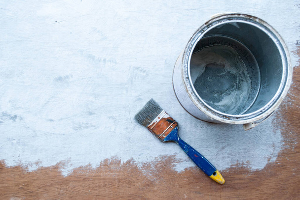 Fondo gris vacío con pincel y lata de pintura
 - Foto, imagen
