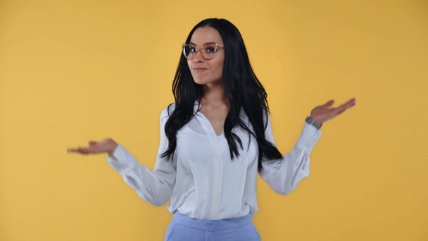 Femme d'affaires pointant avec les mains et montrant signe confus isolé sur jaune
 - Séquence, vidéo