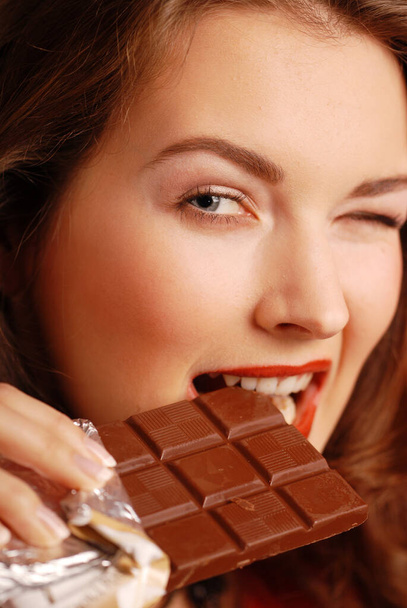 Egy lány csokoládéval. - Fotó, kép