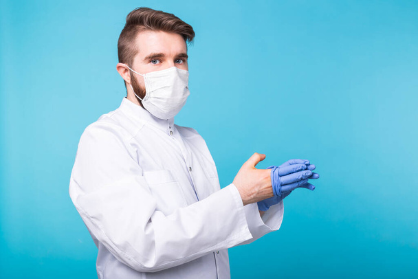 Covid-19, концепция разработки вакцин и медицины - доктор или ученый в медицинской маске надевает медицинские перчатки
. - Фото, изображение