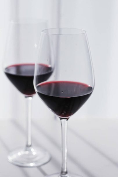 Twee glazen rode wijn, biologische drank - Foto, afbeelding