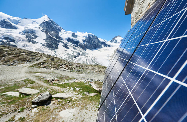 Perspectiva de close-up de painéis solares instalados nas paredes da cabana alpina nos Alpes Suíços como fonte alternativa de energia
 - Foto, Imagem