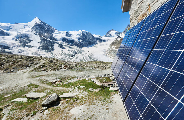 A svájci Alpokban található alpesi kunyhó falaira alternatív energiaforrásként telepített napmodulok közeli perspektívája, a zöld ökológia koncepciója - Fotó, kép