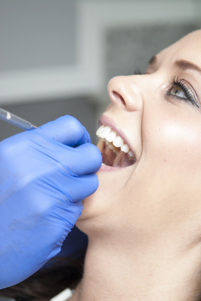 Mujer joven en el consultorio del dentista
 - Foto, Imagen