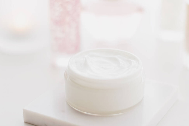 Crema hidratante facial en un frasco, cosméticos de lujo para el cuidado de la piel y productos antienvejecimiento para una piel y una belleza saludables
 - Foto, Imagen