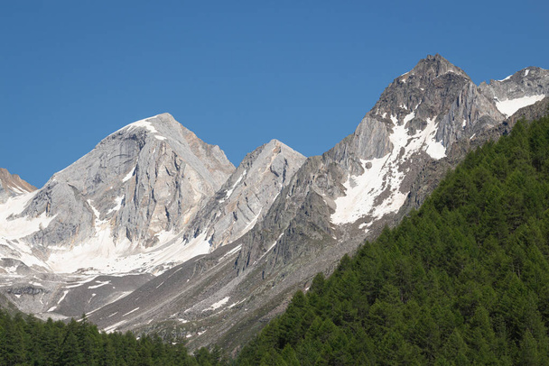 Panoramiczny widok na dolinę Pfossental, Sdtirol (Val Fosse, Południowy Tyrol / Włochy) z górami Hochweisse (Cima Bianca Grande) i Hochwilde (Cima Altissima) w parku narodowym "Texelgruppe" - Zdjęcie, obraz